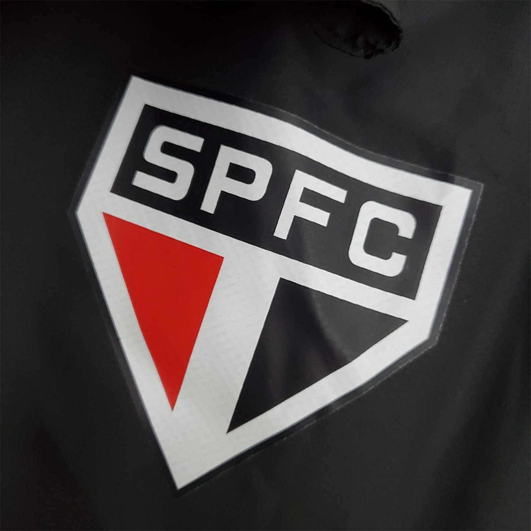 22-23 Sao Paulo negro chubasquero 3