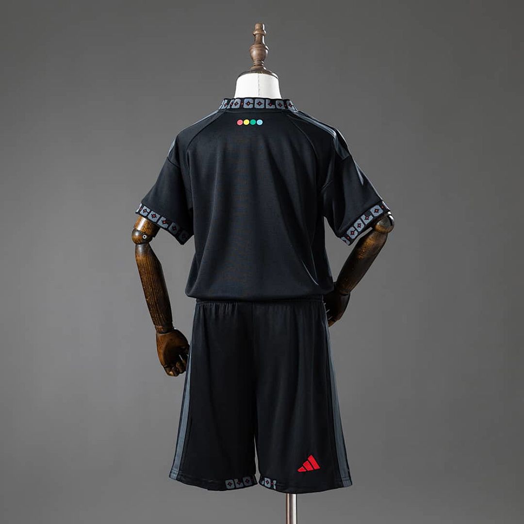 Colo Colo 26_27 Away Kids Kit Size 16-28 2