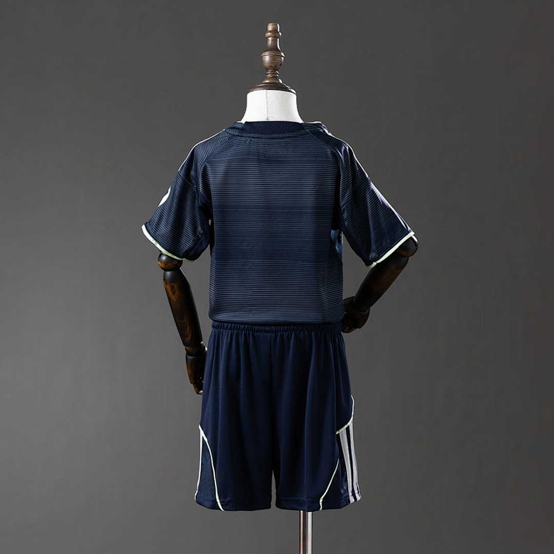 Real Madrid 2_526 Away kids kit Jersey SIZE 16-28 11