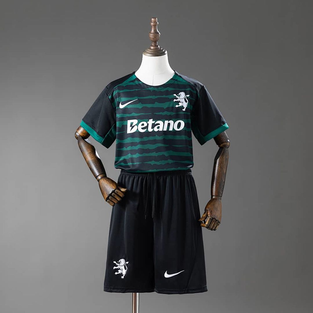 Sporting CP 25_26 Christmas Special Edition Kids Kit Jersey SIZE 16-28