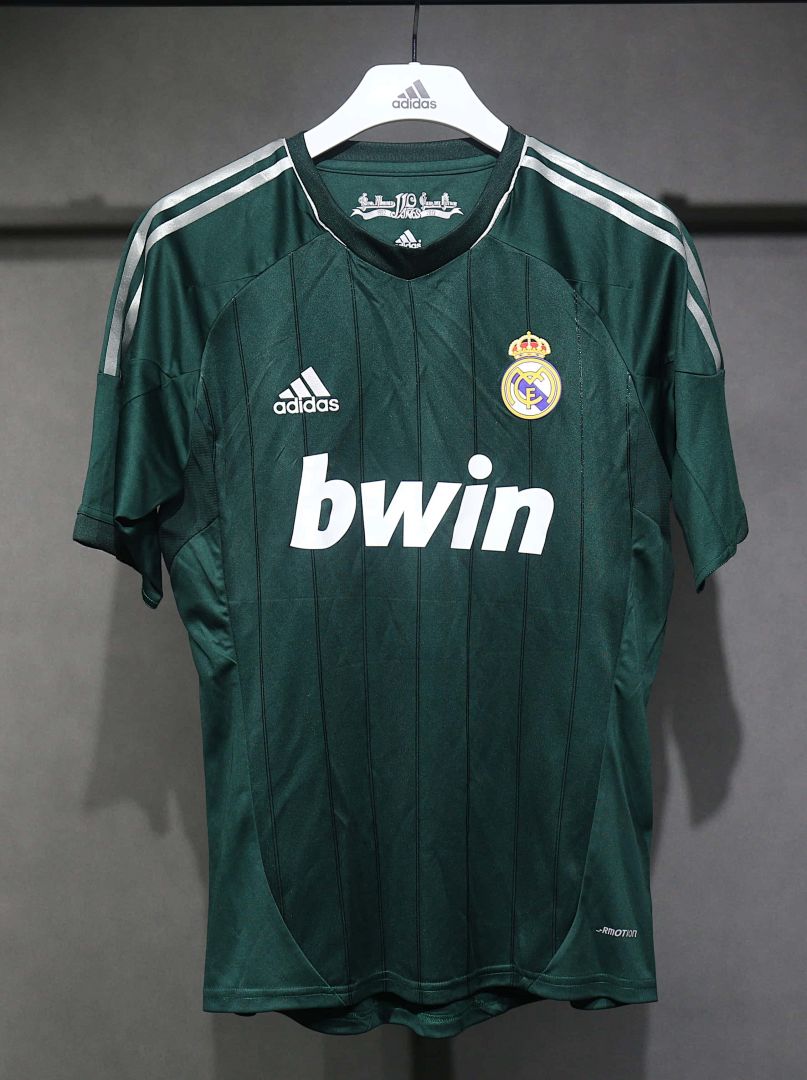2012-13 Retro Real Madrid Second Away Kit Player 12