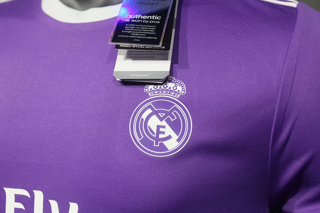 2016-17 Retro Real Madrid Away Kit Player 8