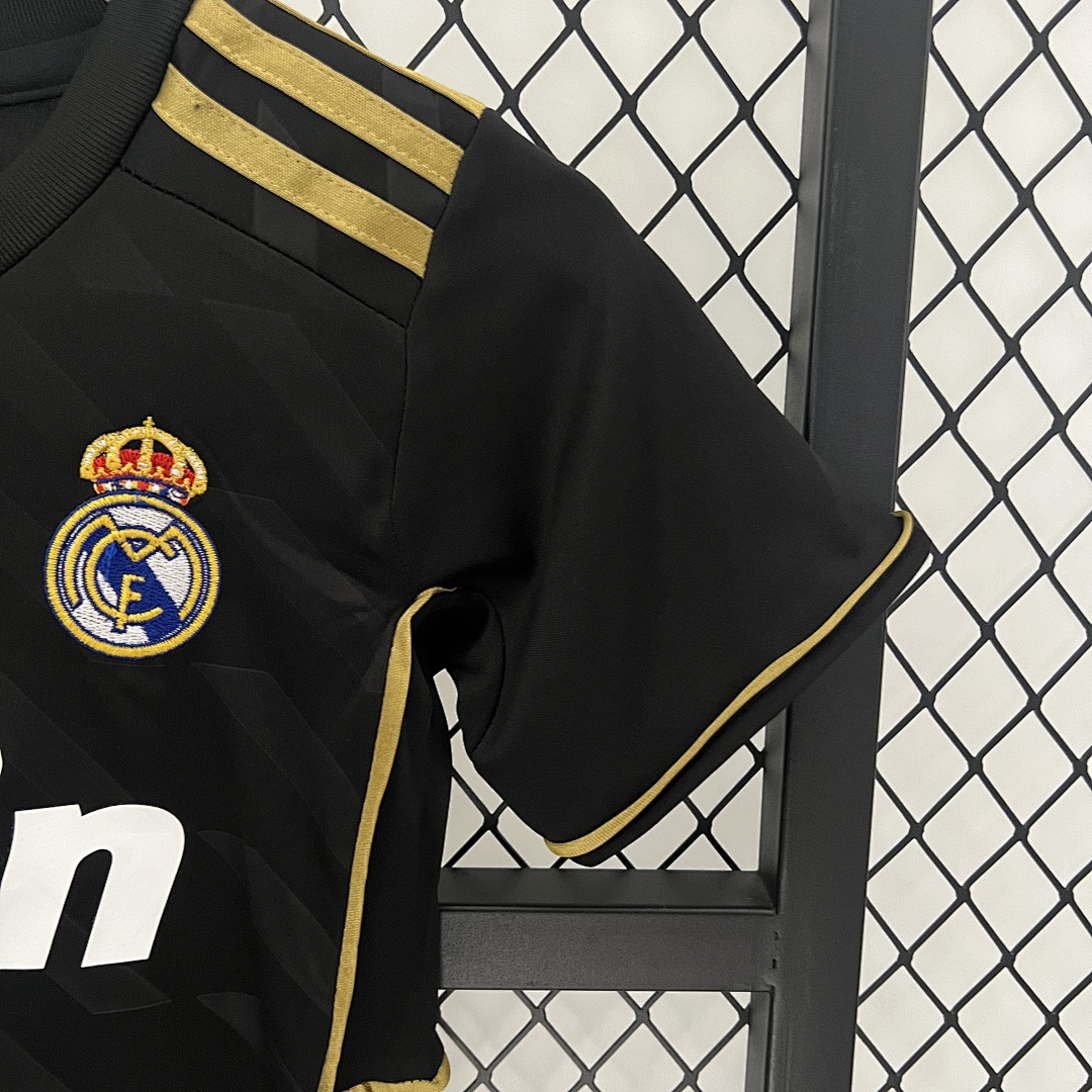 kids Real Madrid 11/12 away size: 16-28 4