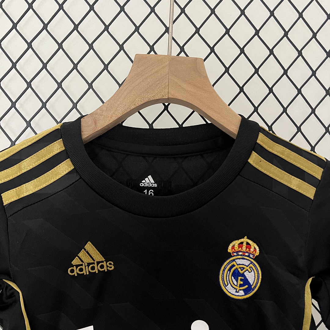 kids Real Madrid 11/12 away size: 16-28 5