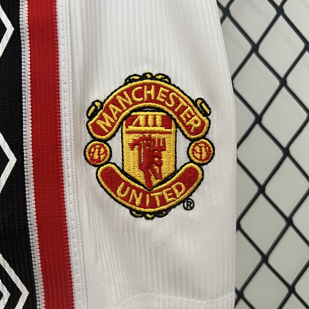kids M-U 98/99 home size: 16-28 7