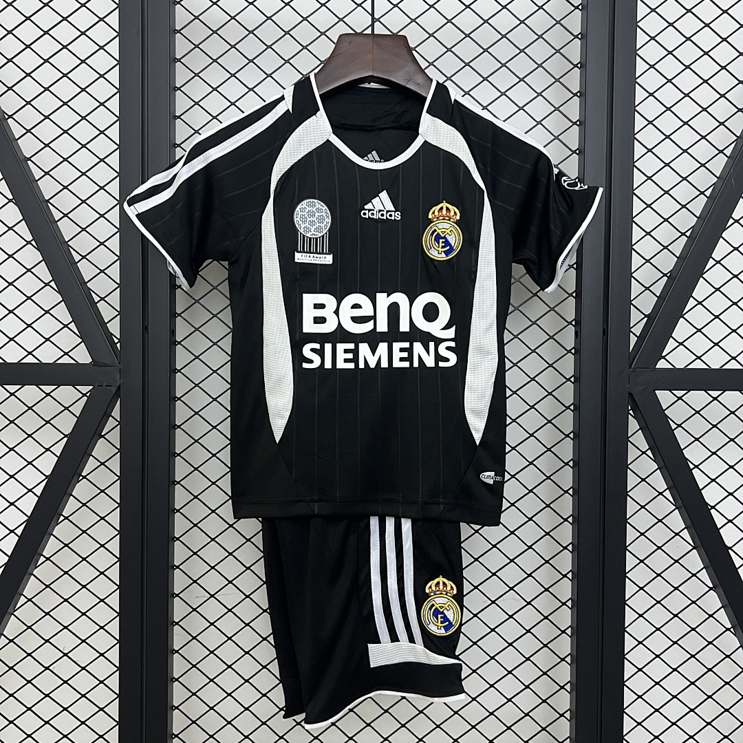kids Real Madrid 06/07 away size: 16-28 2