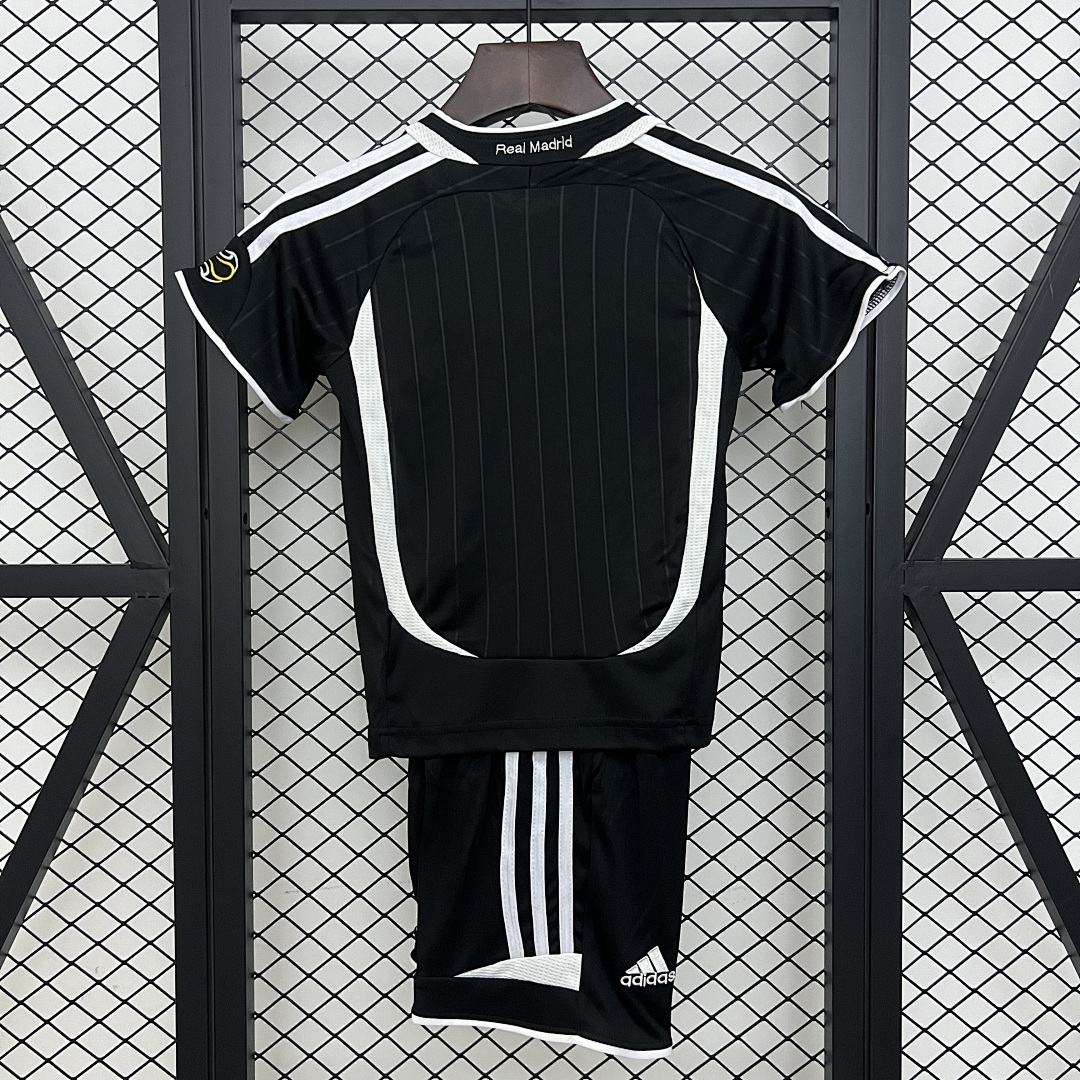kids Real Madrid 06/07 away size: 16-28 4