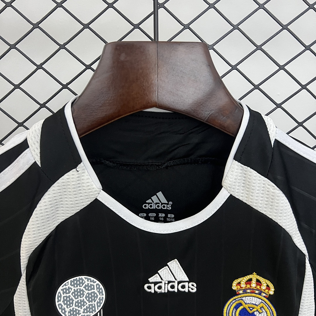 kids Real Madrid 06/07 away size: 16-28 9