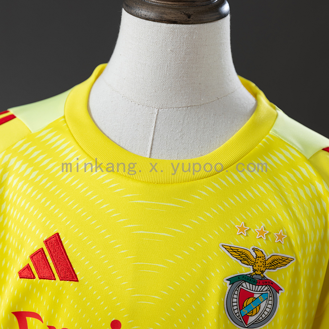 25/26 Kids Benfica goalkeeper Size: 16-28 9