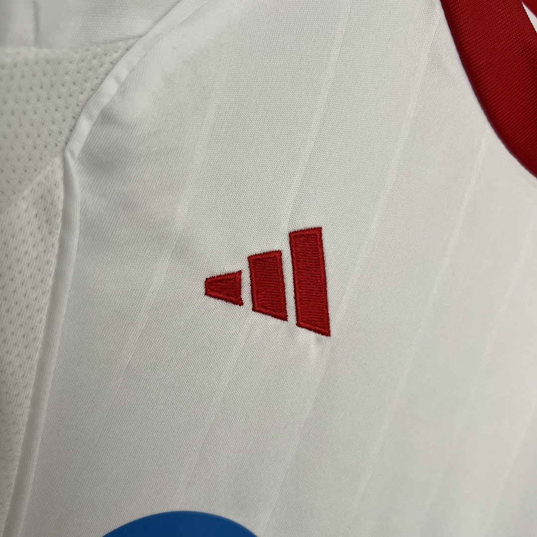25/26 Kids Sevilla Home Size: 16-28 4