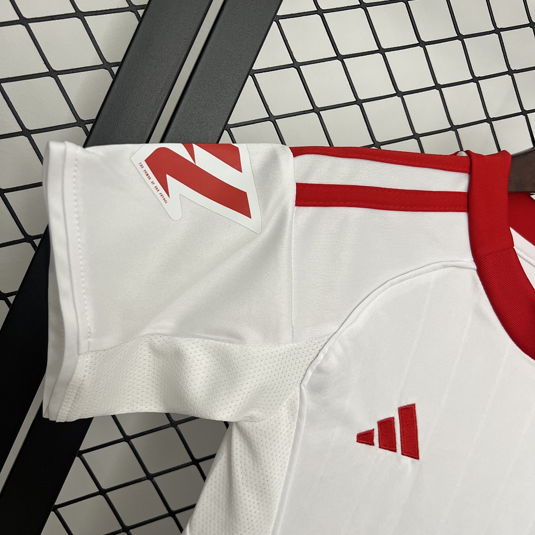 25/26 Kids Sevilla Home Size: 16-28 5