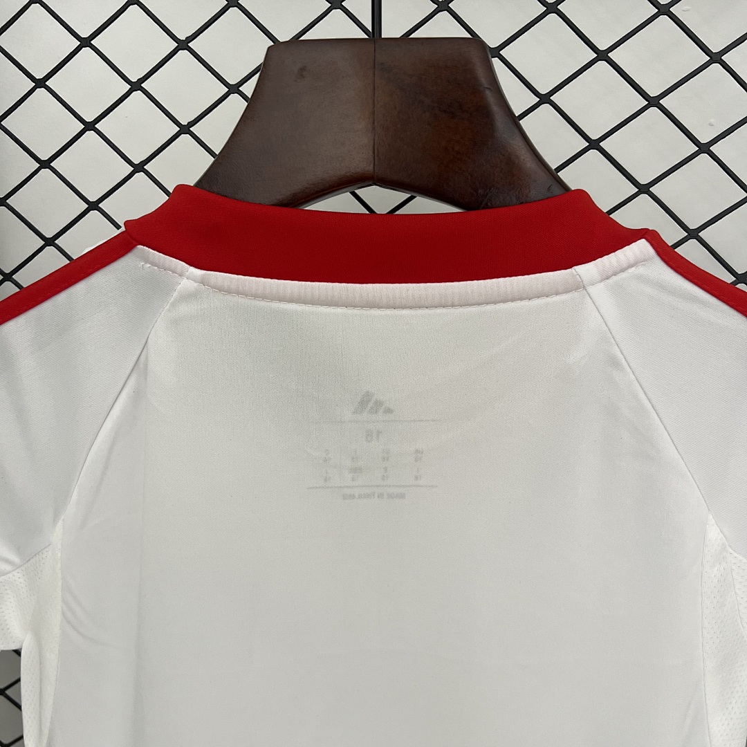 25/26 Kids Sevilla Home Size: 16-28 8