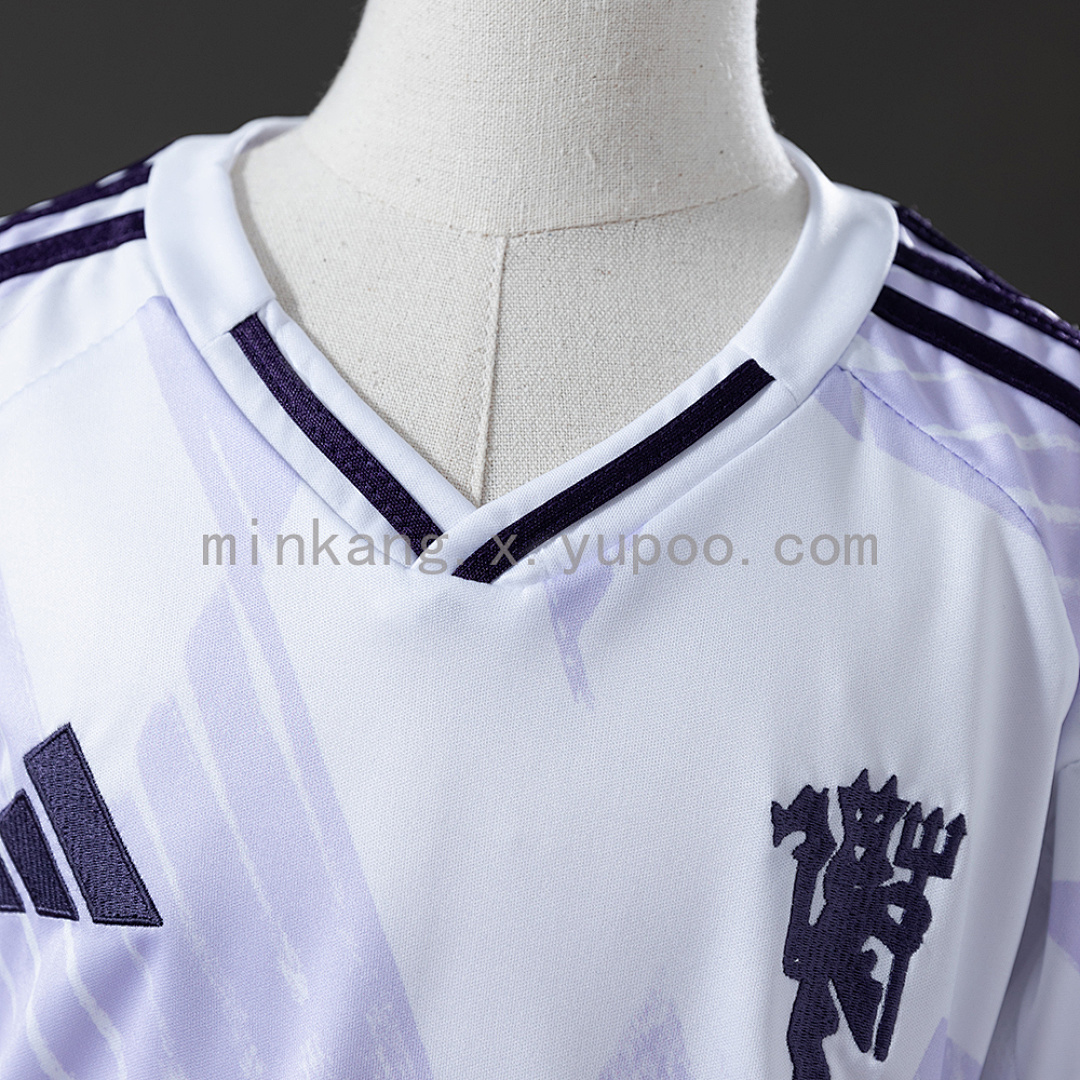 25/26 Kids M-U Away Size: 16-28 8