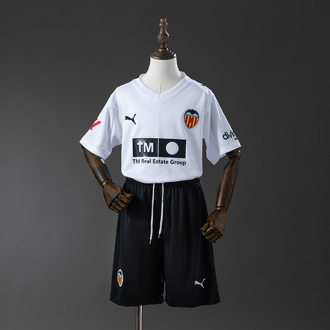 Valencia 25/26 Home Kids Size: 16-28 13
