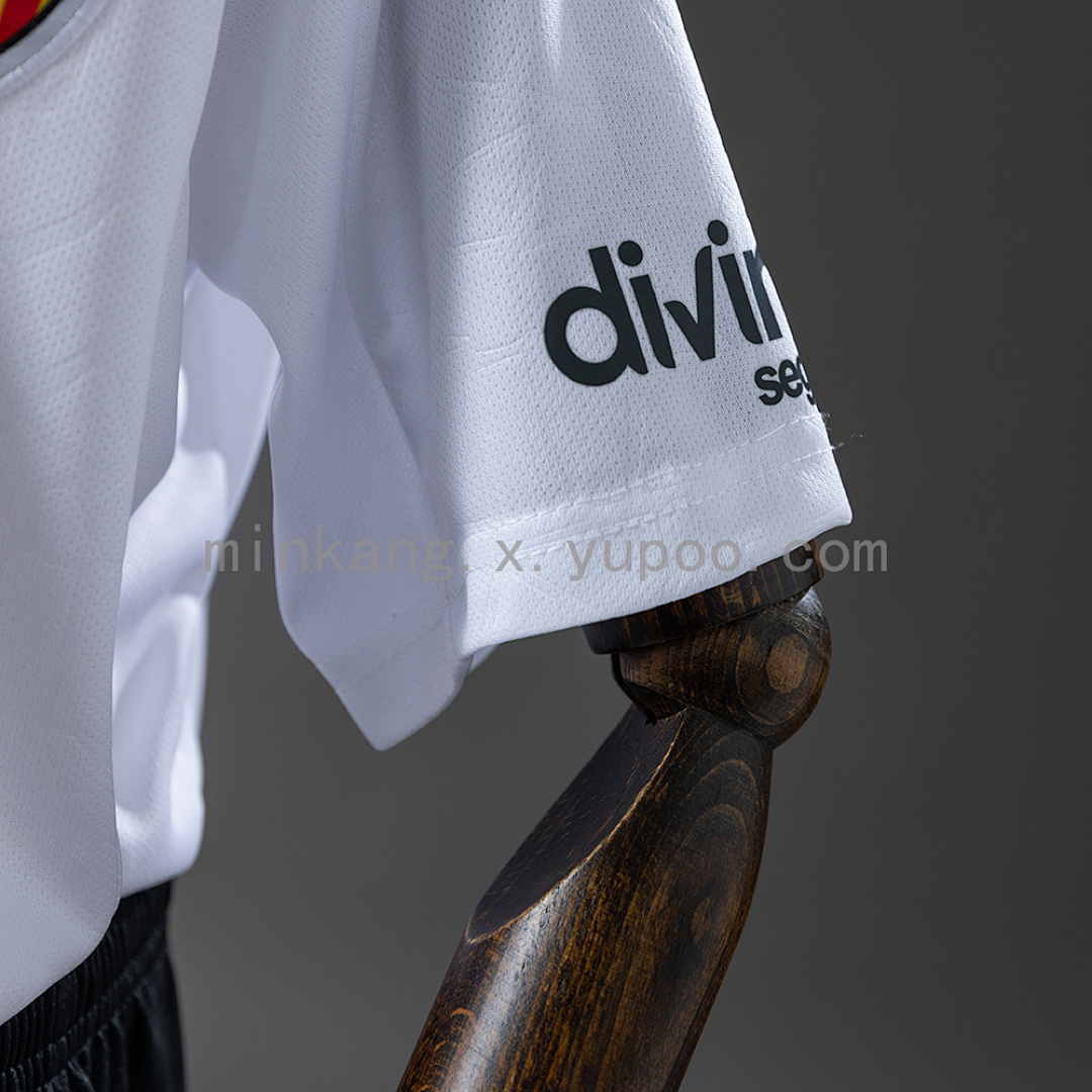 Valencia 25/26 Home Kids Size: 16-28 4
