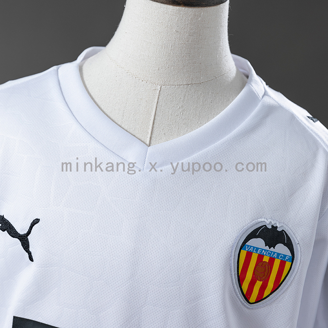 Valencia 25/26 Home Kids Size: 16-28 8