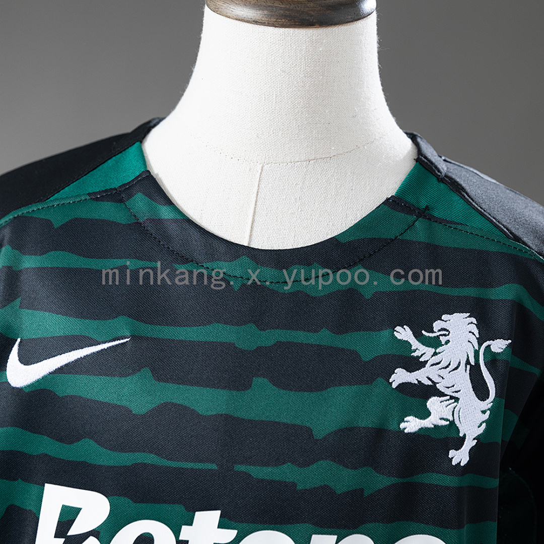 Sporting CP 25/26 Christmas Special Edition Kids Kit Jersey SIZE 16-28 10