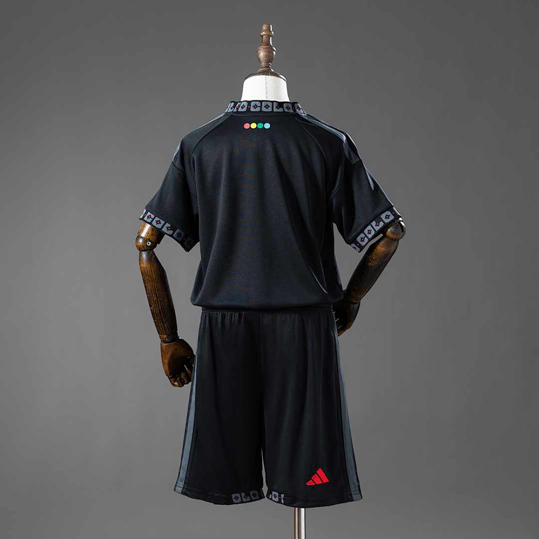 Colo Colo 26/27 Away Kids Kit Size 16-28 2
