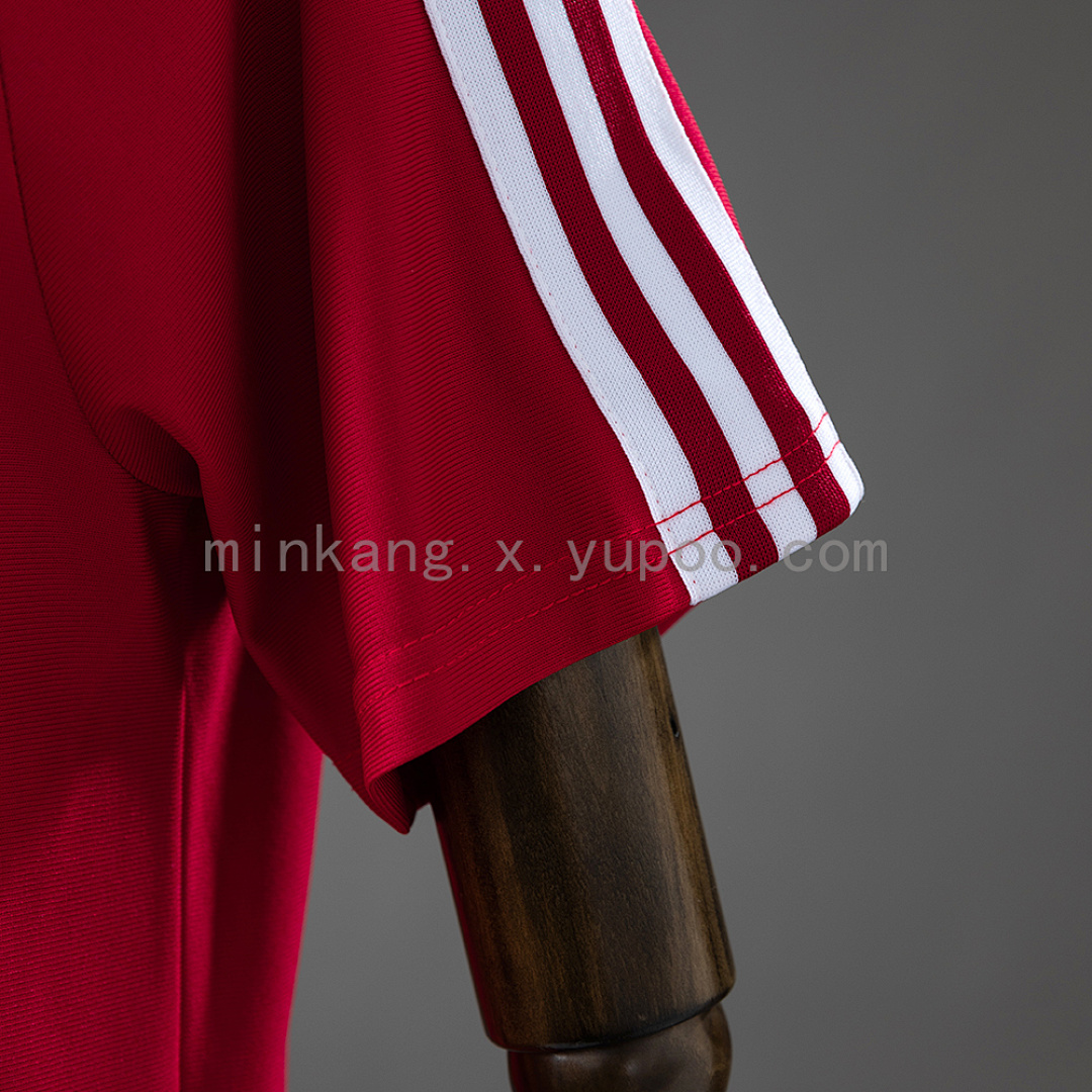 M-U Terrace Icons T-Shirt Red S-XXL 4