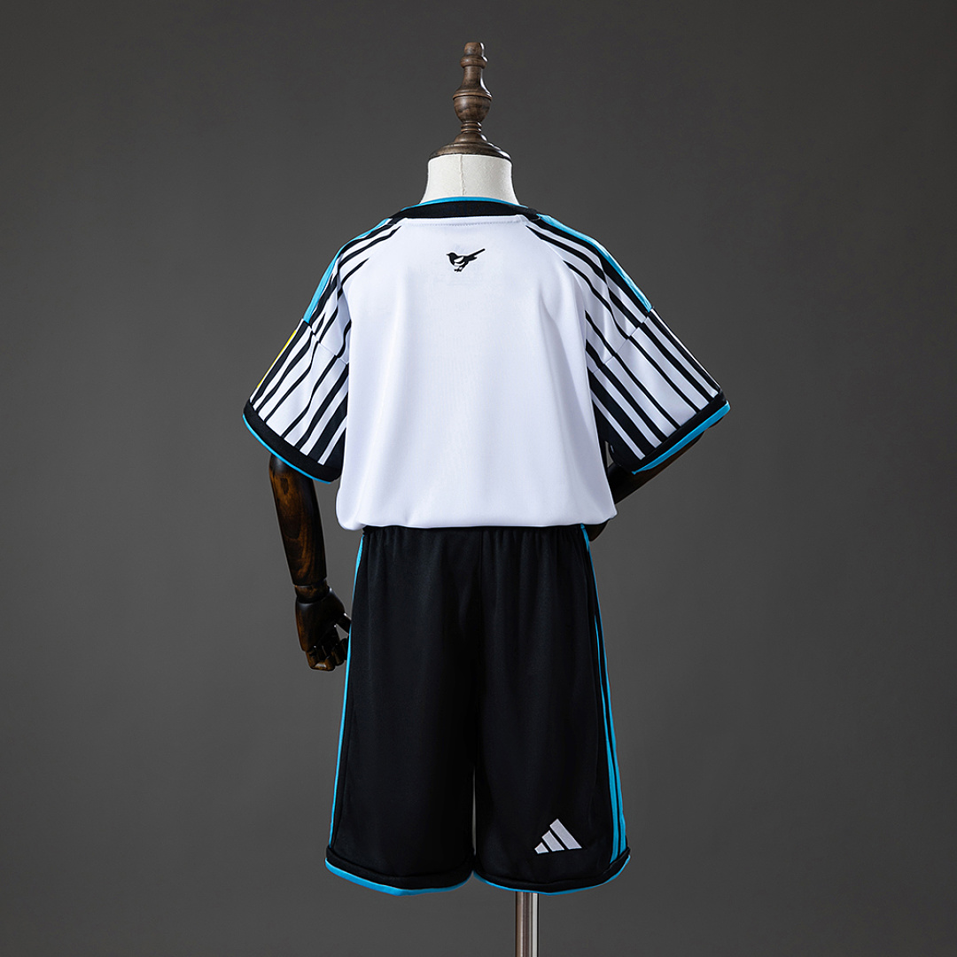 Newcastle United 26/27 Home Kids kit Size 16-28 2