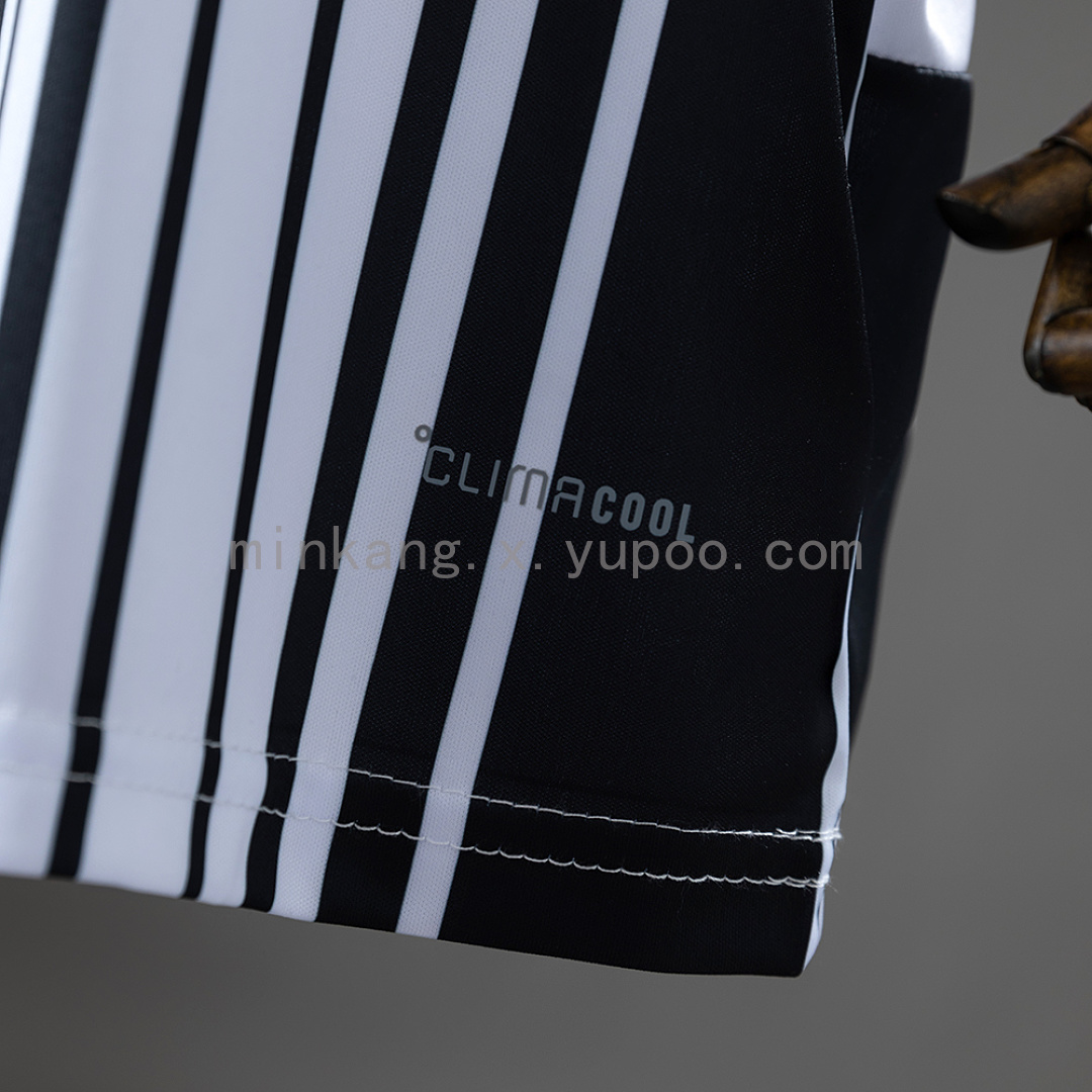 Newcastle United 26/27 Home Kids kit Size 16-28 4