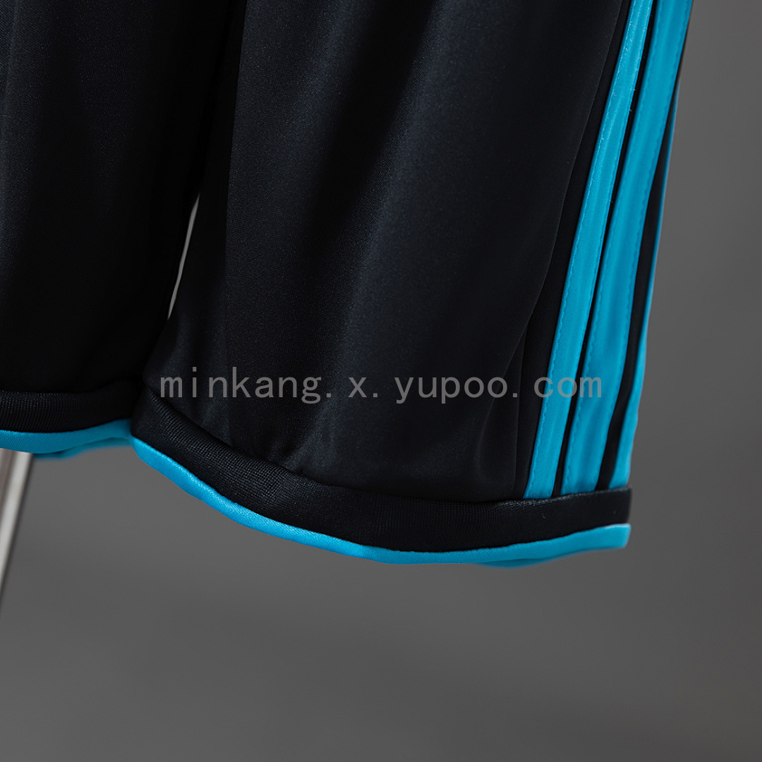 Newcastle United 26/27 Home Kids kit Size 16-28 7