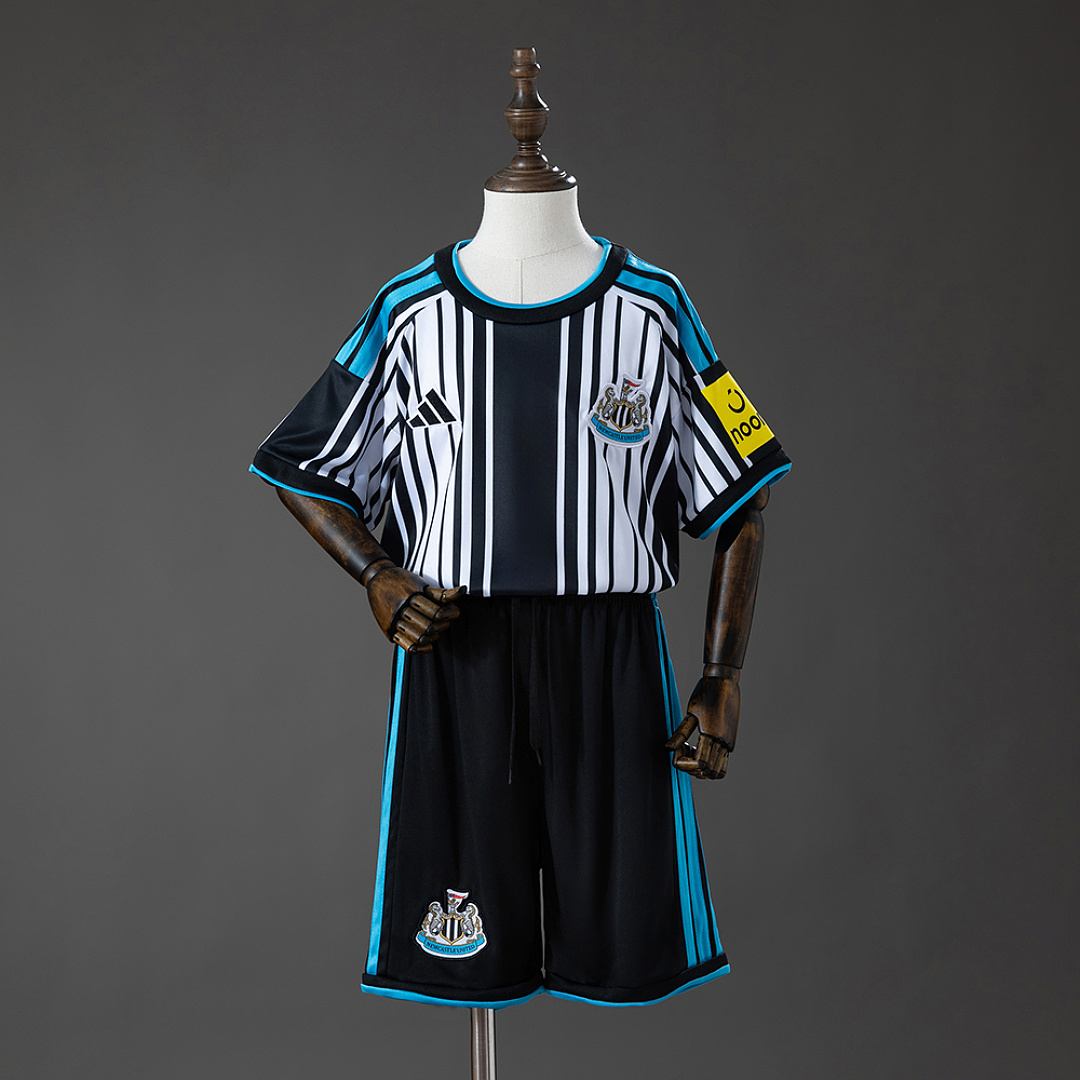 Newcastle United 26/27 Home Kids kit Size 16-28