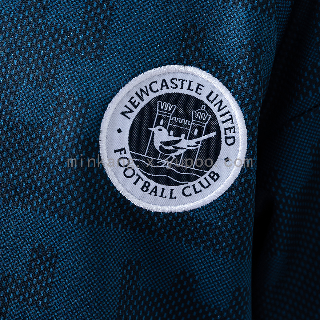 Newcastle United 26/27 Away Kids kit Size 16-28 4